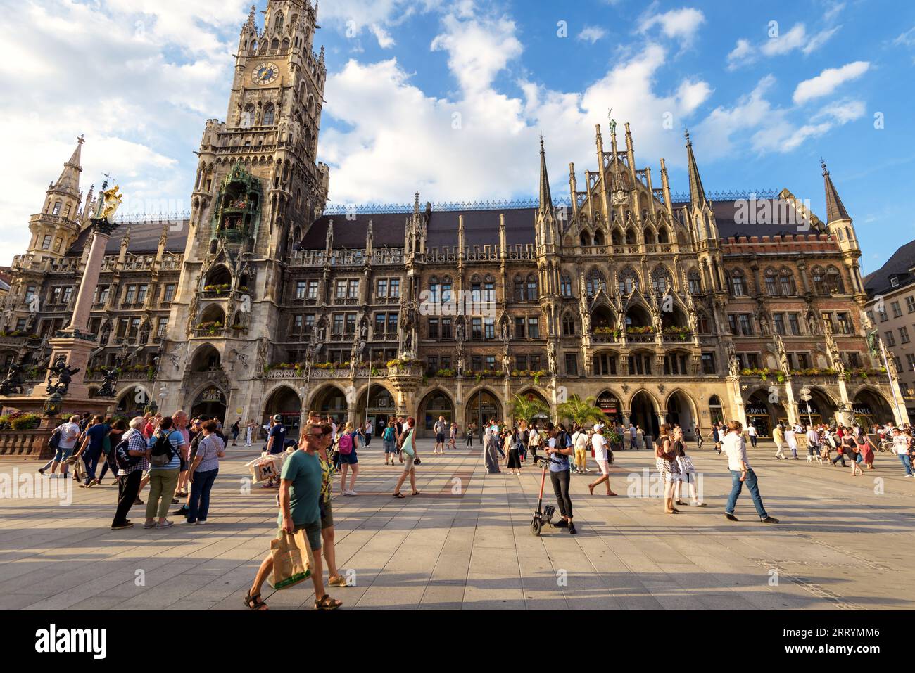Hôtel de ville ou Rathaus à Munich, Bavière, Allemagne. Les gens visitent la place Marienplatz en été. Rathaus est un monument gothique de Munich. Concept de voyage a Banque D'Images