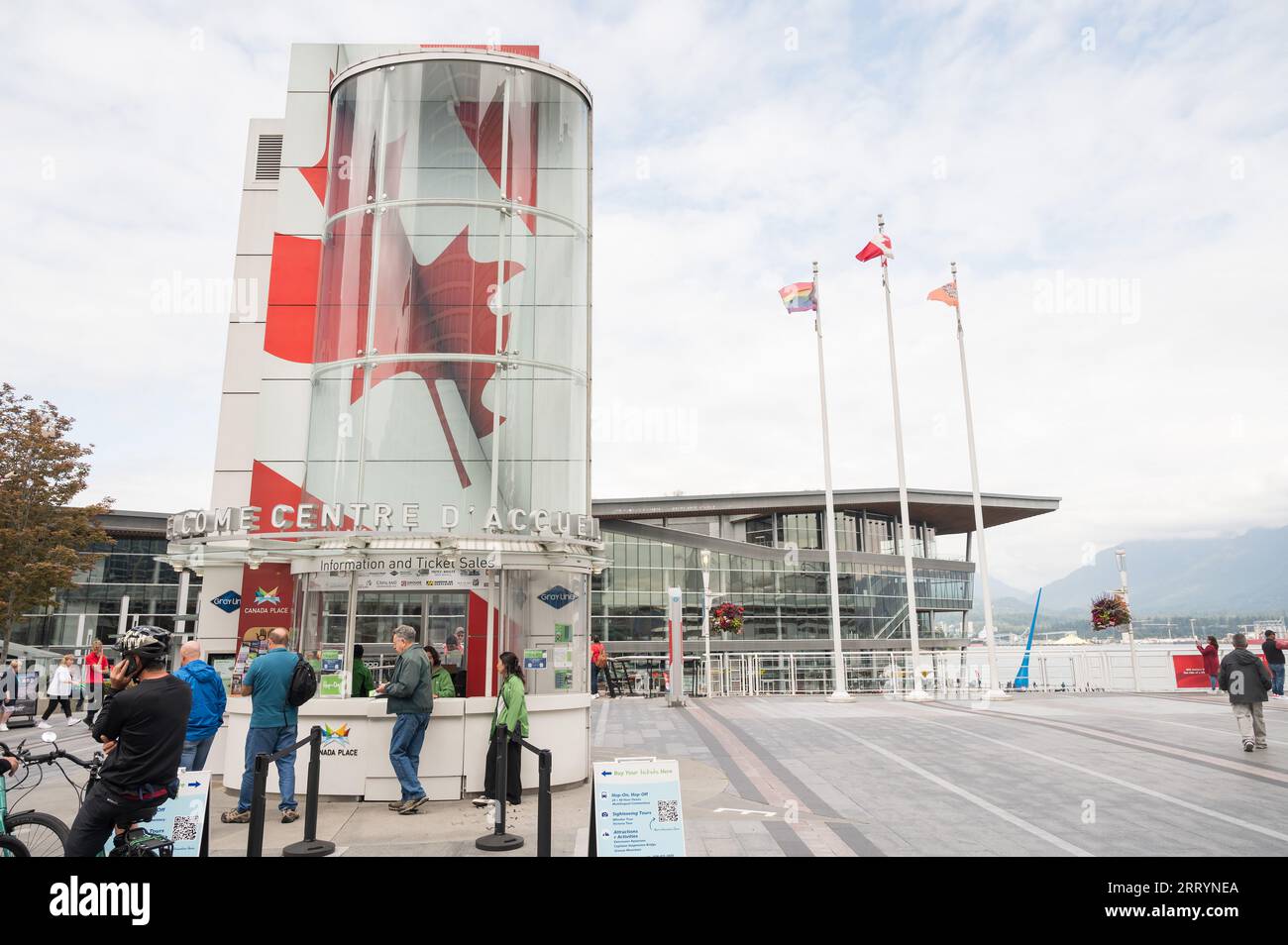 Les touristes autour du bateau de croisière de Vancouver accostent à Canada place et au Vancouver Convention Centre. Vancouver BC, Canada. Banque D'Images