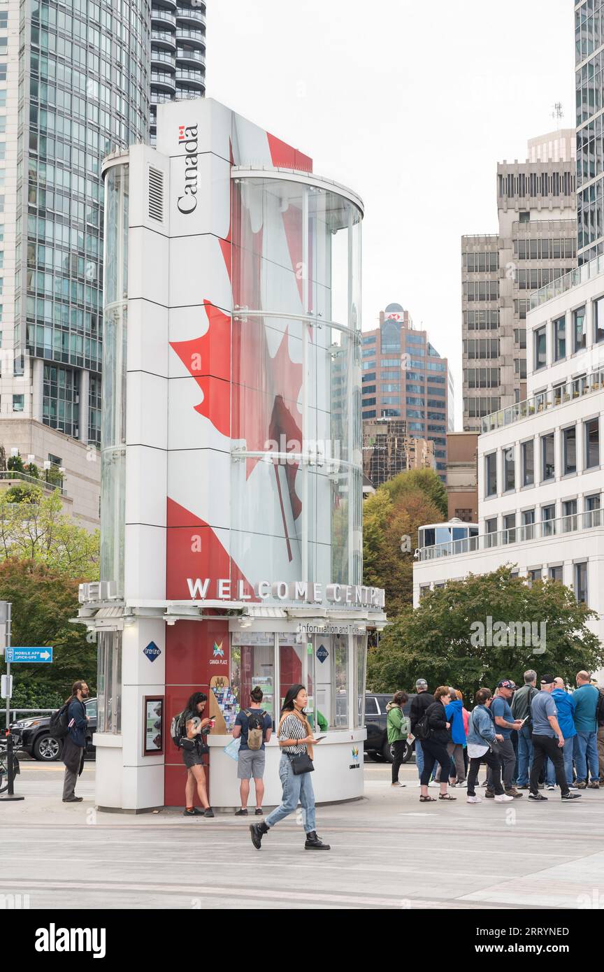 Les touristes autour du bateau de croisière de Vancouver accostent à Canada place et au Vancouver Convention Centre. Vancouver BC, Canada. Banque D'Images