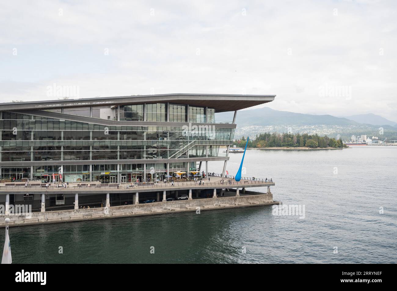 Les touristes autour du bateau de croisière de Vancouver accostent à Canada place et au Vancouver Convention Centre. Vancouver BC, Canada. Banque D'Images