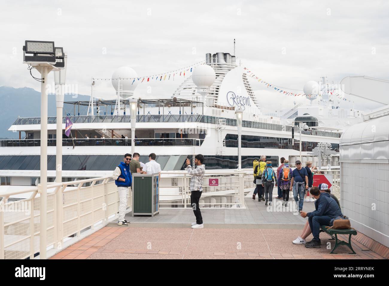 Les touristes autour du bateau de croisière de Vancouver accostent à Canada place et au Vancouver Convention Centre. Vancouver BC, Canada. Banque D'Images