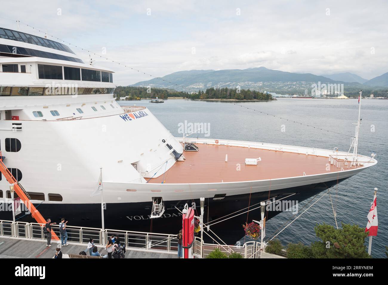 Les touristes autour du bateau de croisière de Vancouver accostent à Canada place et au Vancouver Convention Centre. Vancouver BC, Canada. Banque D'Images