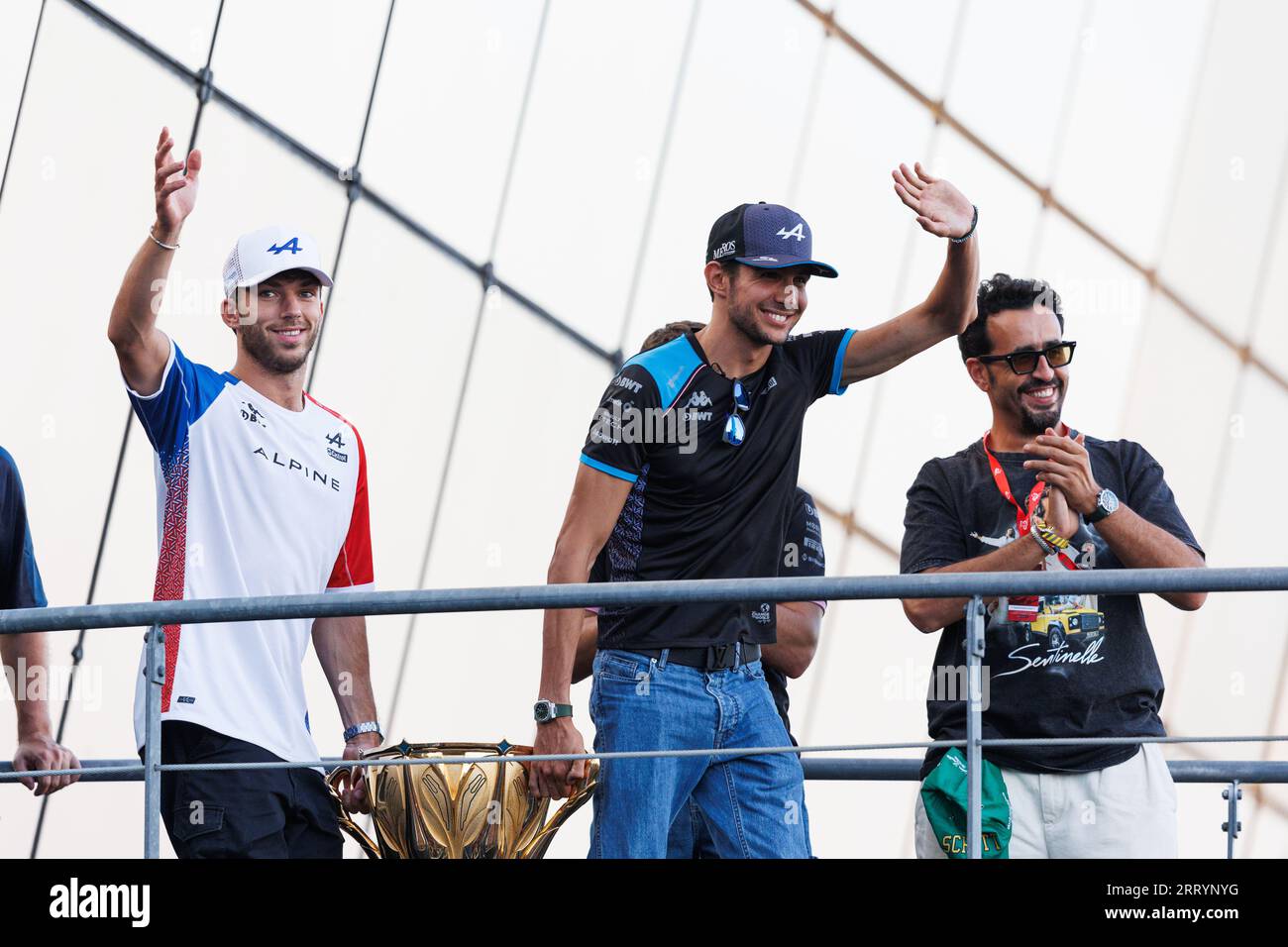 Esteban Ocon et Pierre Gasly avec le podium du trophée vainqueur lors du GP Explorer 20023 au Mans, France le 9 septembre - photo : Clément Luck/DPPI crédit : DPPI Media/Alamy Live News Banque D'Images