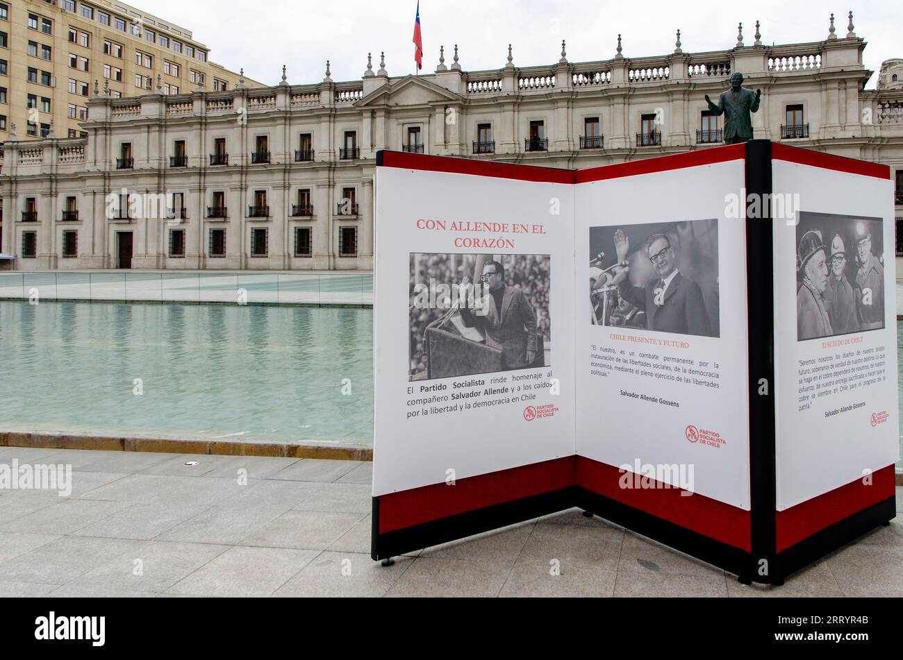 Photographies et mots en mémoire de Salvado Allende devant le palais de la Moneda, Santiago Banque D'Images