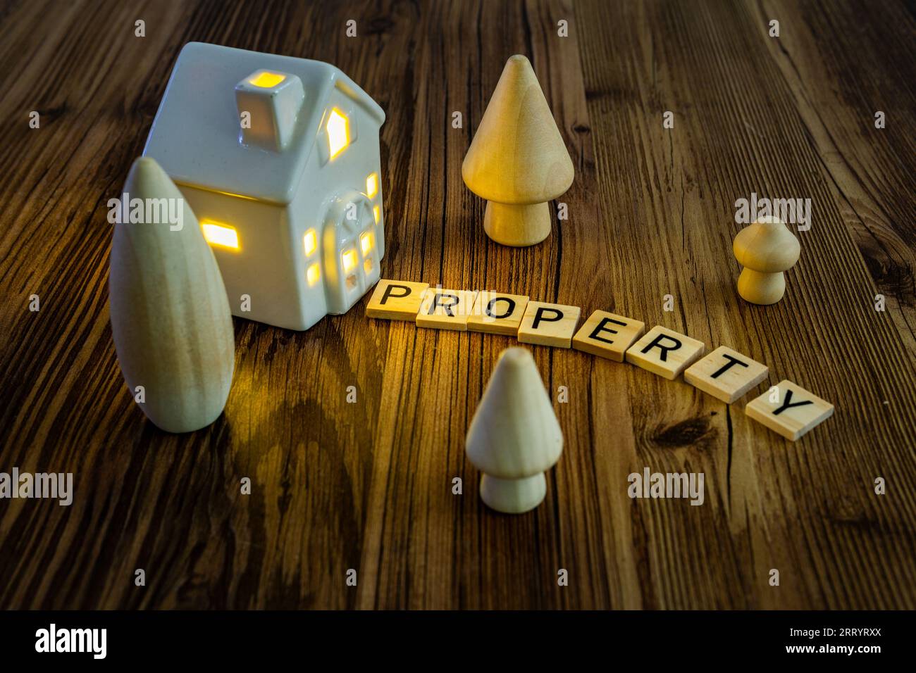 propriété lettres en bois fond de maison en céramique, crise du logement agence immobilière concept de propriété à domicile Banque D'Images