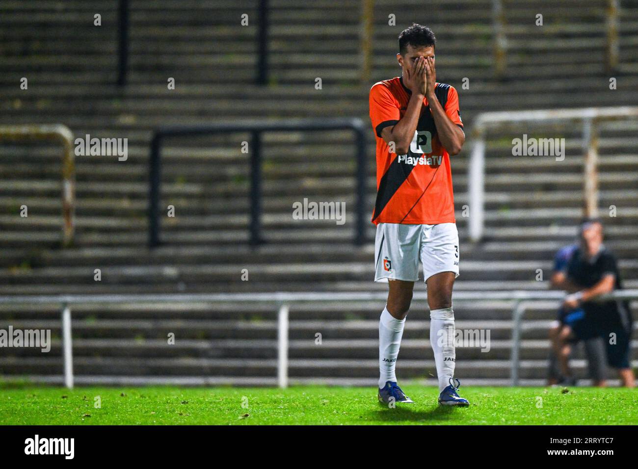 Charleroi, Belgique. 09 septembre 2023. Teo Quintero (3 ans) de KMSK Deinze a raté son penalty dans la série de penalty photographiée lors d'un match de football entre R. Olympic Club Charleroi et KMSK Deinze lors de la Crocky Cup 2023-2024 le 9 septembre 2023 à Charleroi, Belgique. Crédit : Sportpix/Alamy Live News Banque D'Images