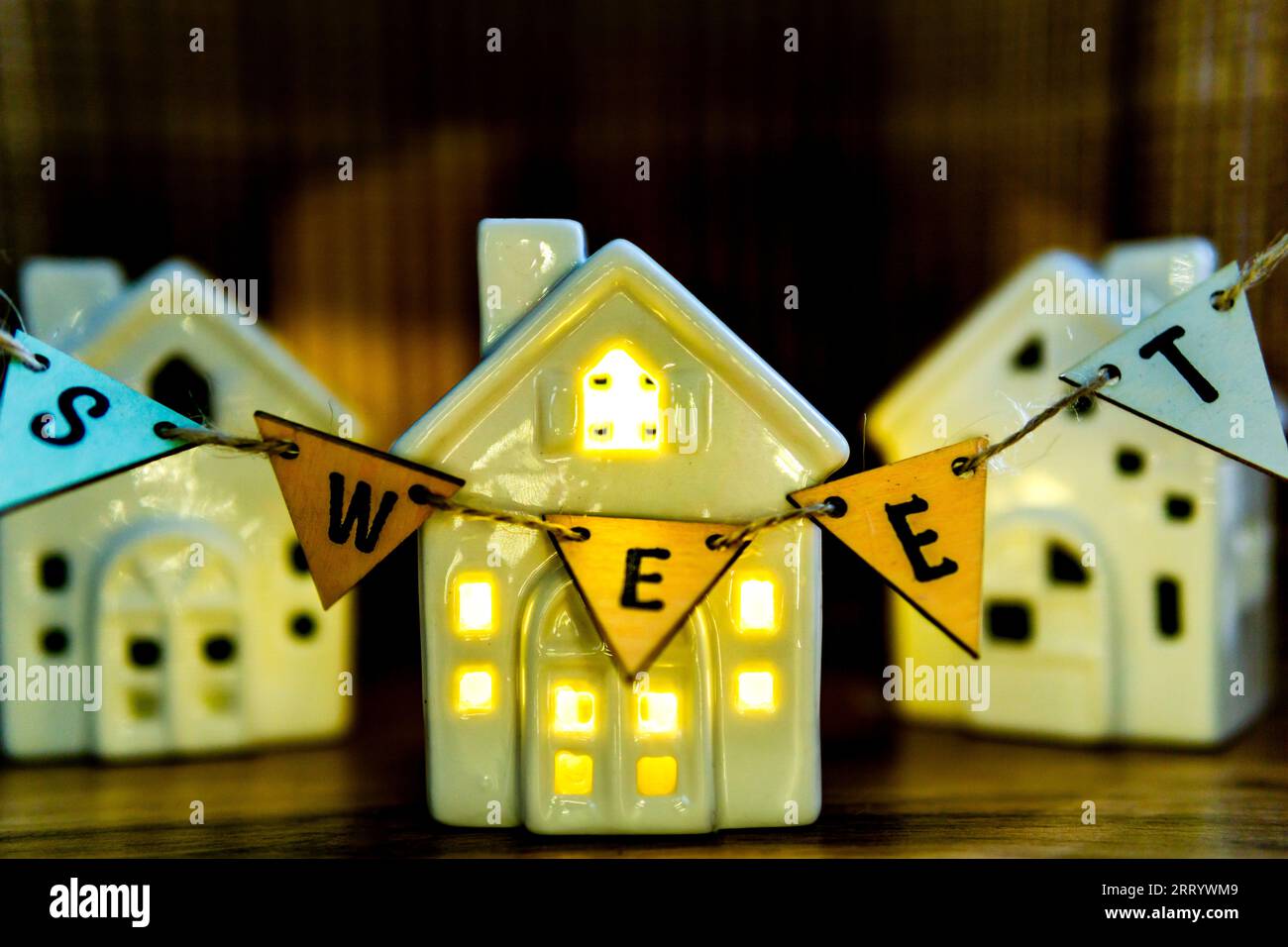 home sweet home concept illustration en lettres en bois il maisons en céramique en arrière-plan Banque D'Images