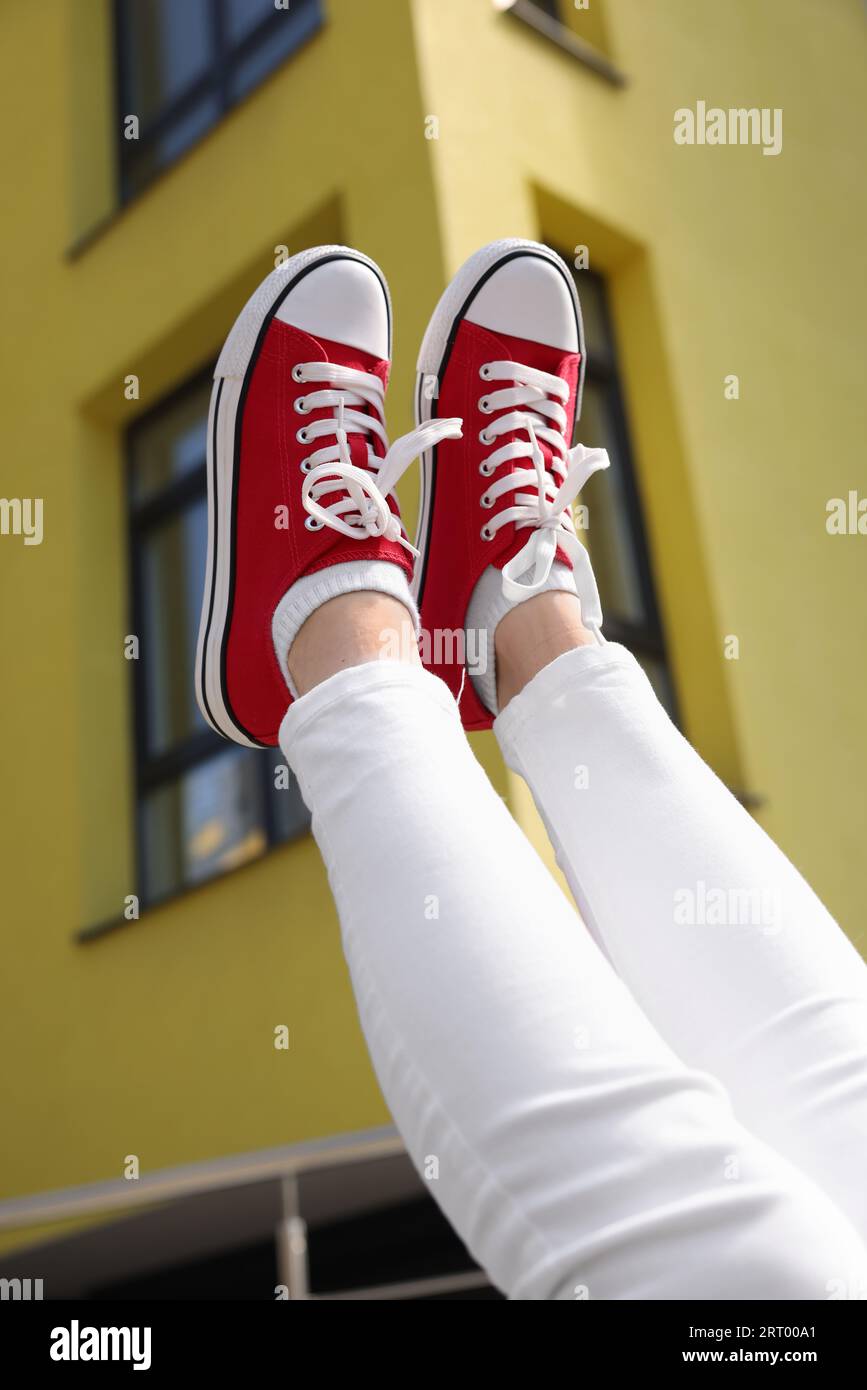 Femme portant des baskets classiques rouges Old School à l'extérieur, gros plan Banque D'Images