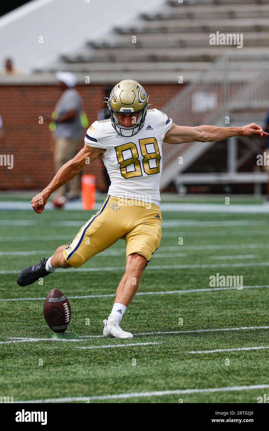 Atlanta, Géorgie. 9 septembre 2023. Gavin Stewart de Georgia Tech (88) s'est réchauffé avant le match de football de la NCAA mettant en vedette les Georgia Tech Yellow Jackets et les South Carolina State Bulldogs, joué au Bobby Dodd Stadium sur le campus de Georgia Tech à Atlanta, en Géorgie. Cecil Copeland/CSM/Alamy Live News Banque D'Images