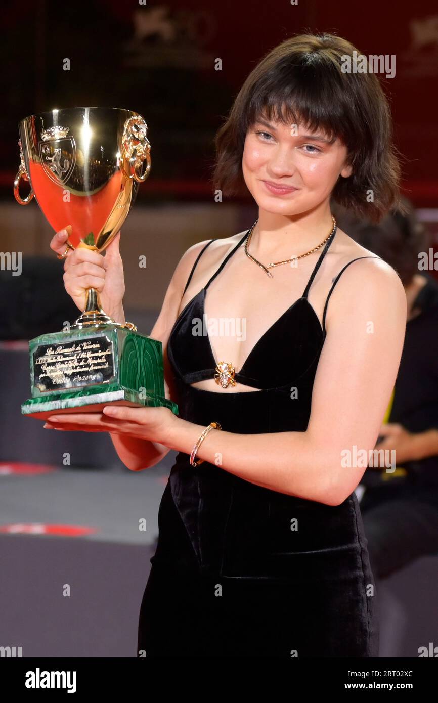 Venise Lido, Italie. 09 septembre 2023. Cailee Spaeny pose avec la Volpi Cup du prix de la meilleure actrice pour « Priscilla » lors du photocall du vainqueur au 80e Festival International du film de Venise crédit : SOPA Images Limited/Alamy Live News Banque D'Images