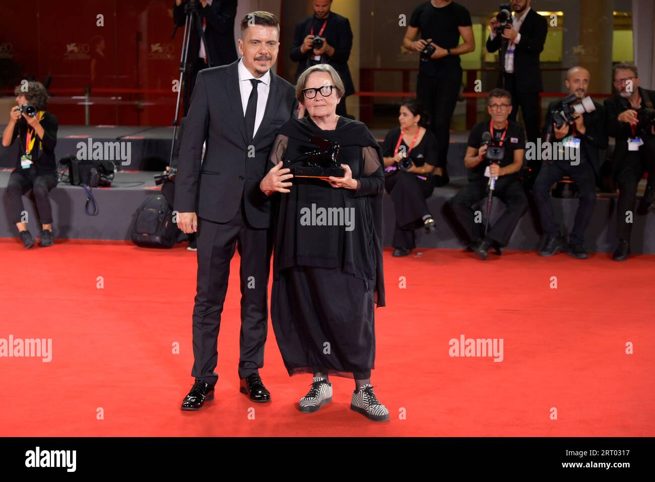 Venise Lido, Italie. 09 septembre 2023. Marcin Wierzchoslawski (à gauche) et Agnieszka Holland (à droite) posent avec le Prix spécial du jury pour « Green Border » lors du photocall du vainqueur au 80e Festival International du film de Venise crédit : SOPA Images Limited/Alamy Live News Banque D'Images