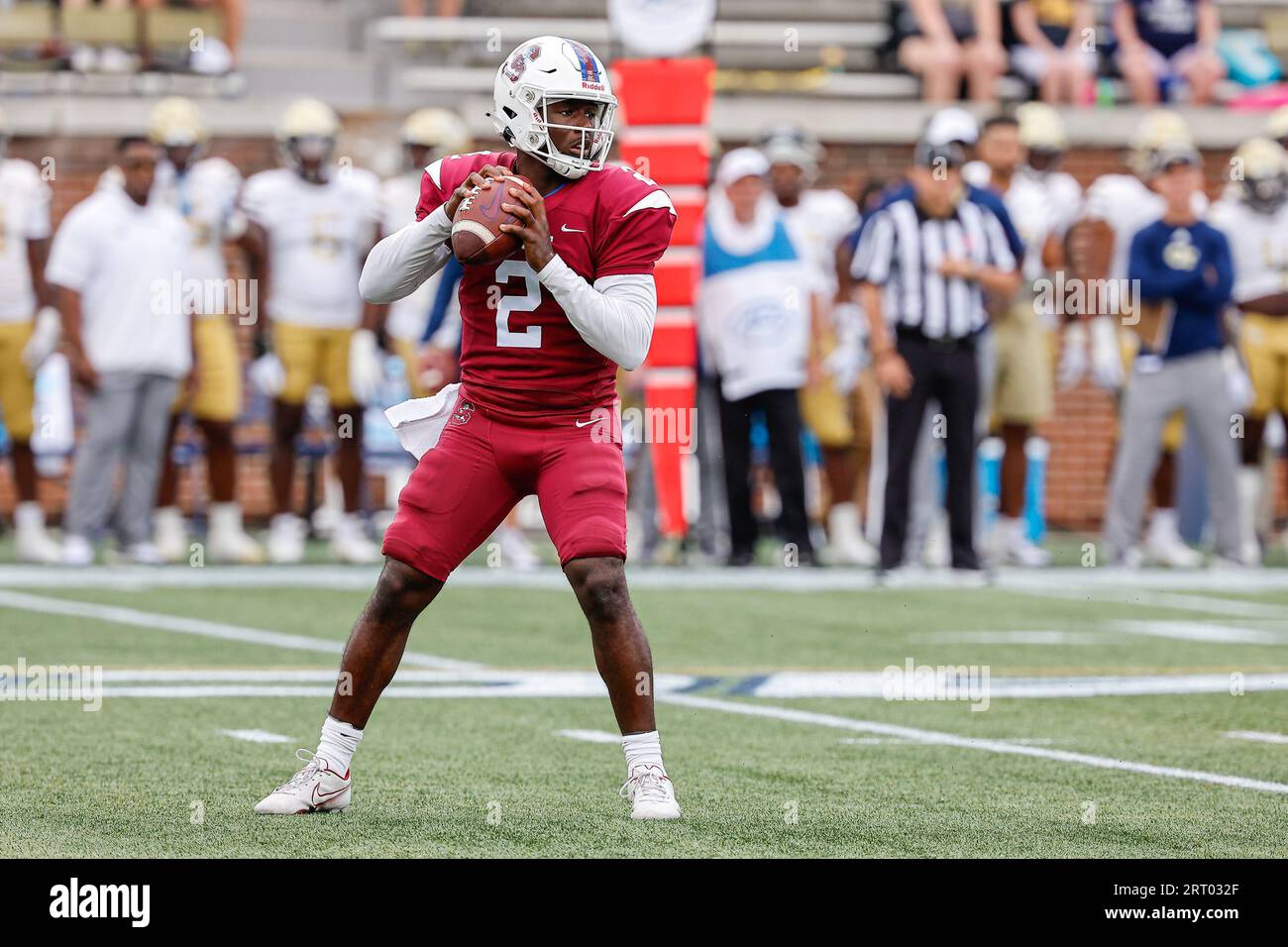 9 septembre 2023 : Corey Fields Jr. (2) de Caroline du Sud se prépare à passer lors du match de football de la NCAA mettant en vedette les Georgia Tech Yellow Jackets et les South Carolina State Bulldogs, joué au Bobby Dodd Stadium sur le campus de Georgia Tech à Atlanta, en Géorgie. Cecil Copeland/CSM Banque D'Images