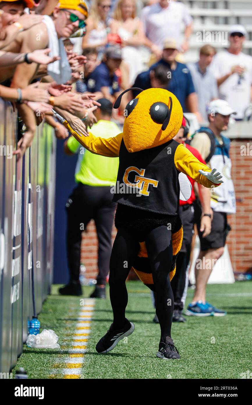 Atlanta, Géorgie. 9 septembre 2023. La mascotte de Georgia Tech, Buzz, interagit avec les fans lors du match de football de la NCAA mettant en vedette les Georgia Tech Yellow Jackets et les South Carolina State Bulldogs, joué au Bobby Dodd Stadium sur le campus de Georgia Tech à Atlanta, en Géorgie. Cecil Copeland/CSM/Alamy Live News Banque D'Images