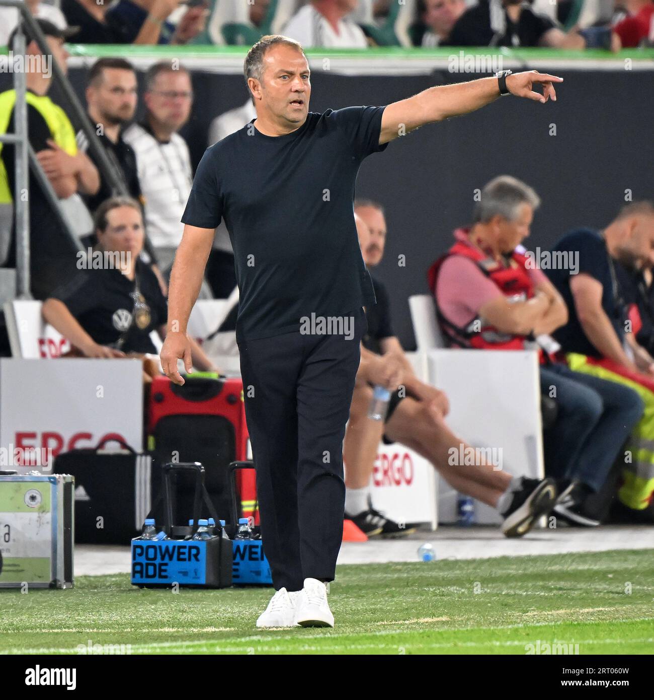 Francfort, Allemagne. 9 septembre 2023. Hans-Dieter Flick, entraîneur de l’Allemagne, instruit ses joueurs lors d’un match amical entre l’Allemagne et le Japon à Wolfsburg, en Allemagne, le 9 septembre 2023. Crédit : Ulrich Hufnagel/Xinhua/Alamy Live News Banque D'Images