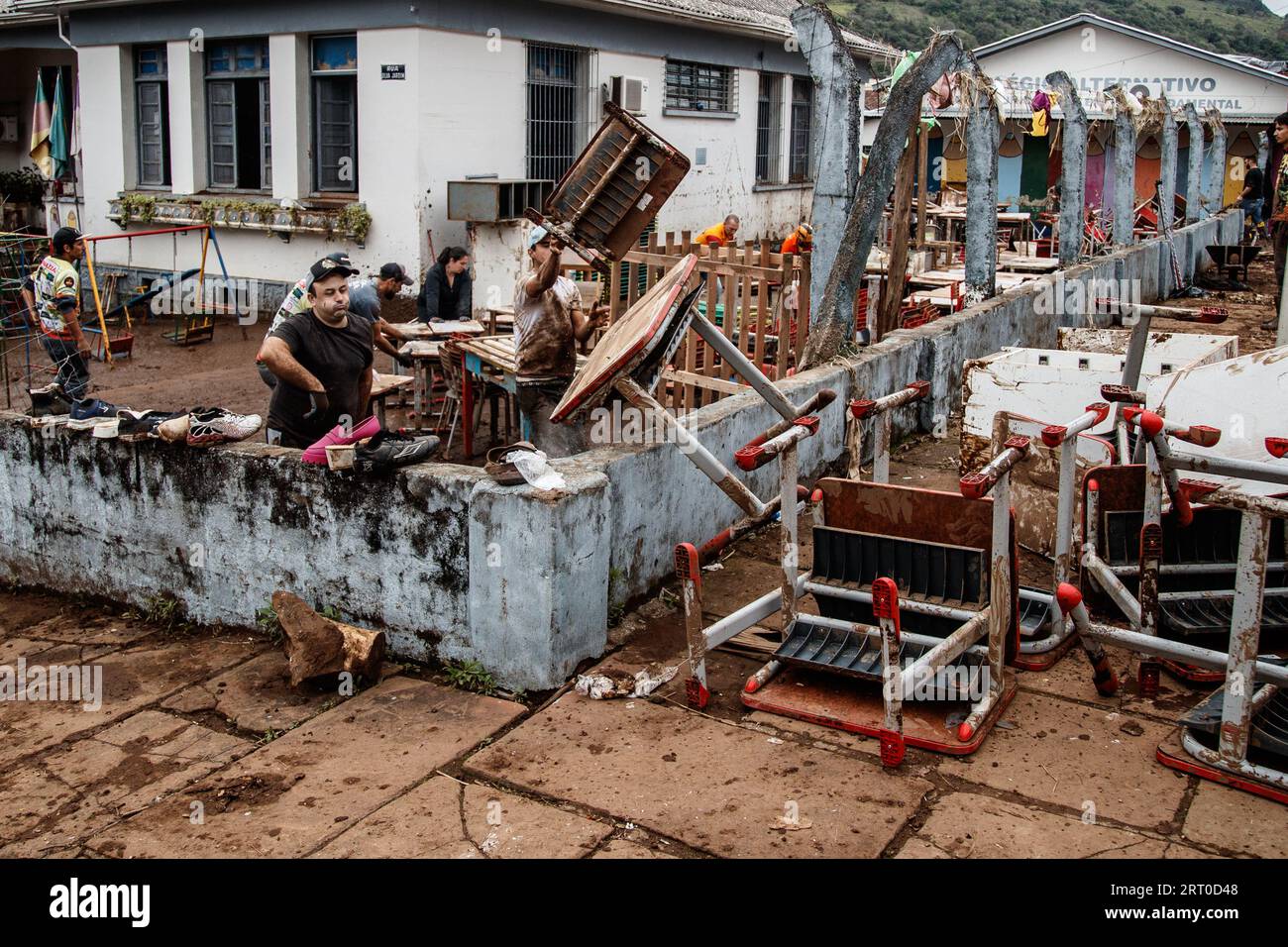 Rio Grande do Sul, Brésil. 9 septembre 2023. Des gens nettoient une école dans la ville de Mucum, Rio Grande do Sul, Brésil, le 9 septembre 2023. Crédit : Claudia Martini/Xinhua/Alamy Live News Banque D'Images