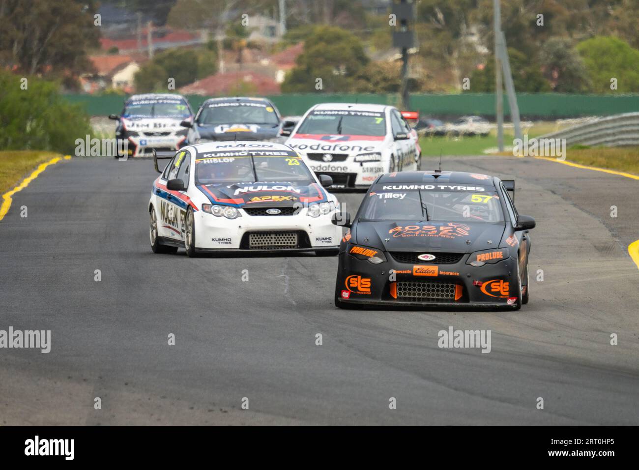 Sandown Park, Australie. 10 septembre 2023. Jamie Tilley mène le terrain de KUMHO Tyres Australian V8 Touring car en bas de l'arrière tout droit vers le virage 6. Crédit : James Forrester/Alamy Live News Banque D'Images