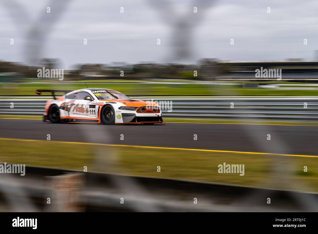 Sandown Park, Australie. 10 septembre 2023. Grant Donaldson en train de descendre le dos droit dans sa MARC Mustang. Crédit : James Forrester/Alamy Live News Banque D'Images