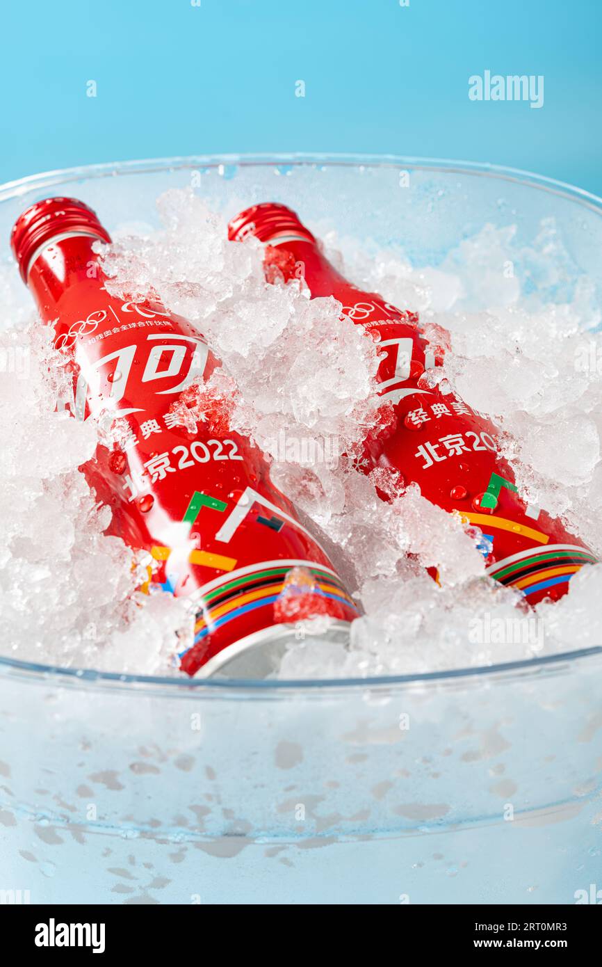 ZHONGSHAN GUANGDONG Chine-juillet 15 2023 : bouteille de Coca-Cola spécialement pour les Jeux olympiques d'hiver de Pékin 2022 avec de la glace dans un seau glacé. Banque D'Images