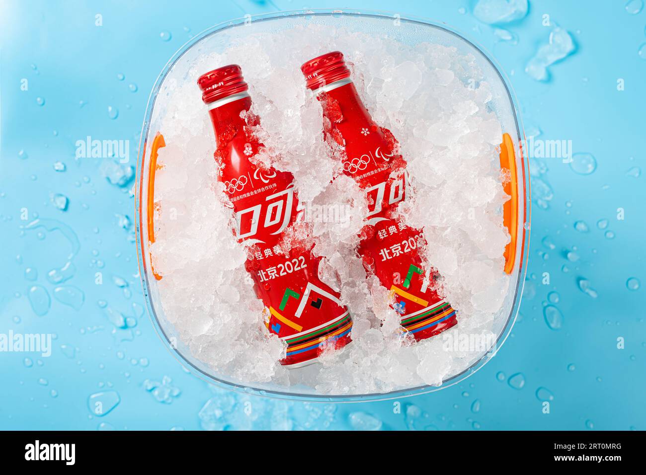 ZHONGSHAN GUANGDONG Chine-juillet 15 2023 : bouteille de Coca-Cola spécialement pour les Jeux olympiques d'hiver de Pékin 2022 avec de la glace dans un seau glacé. Banque D'Images