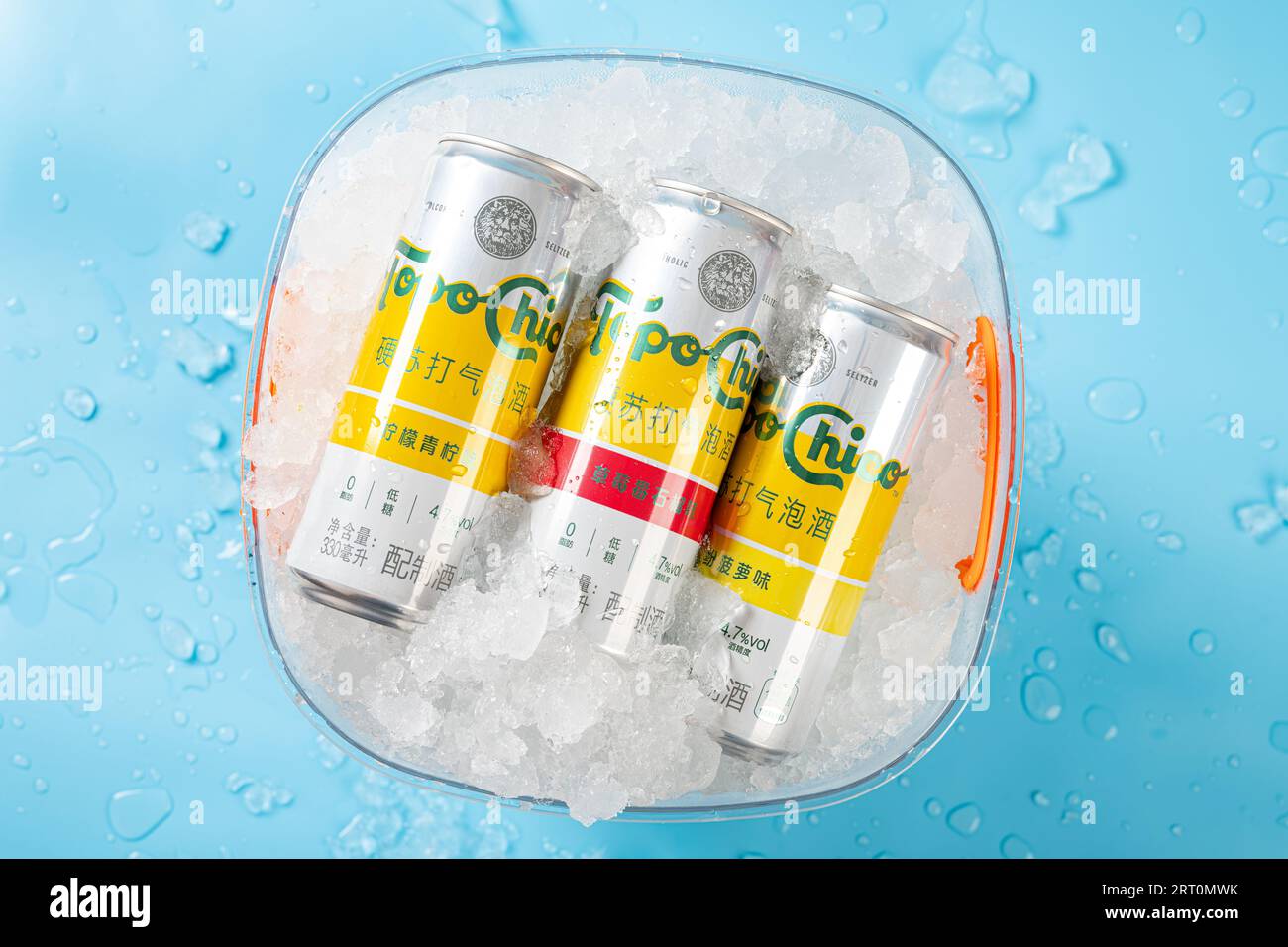 ZHONGSHAN GUANGDONG Chine-juillet 15 2023 : Coca-Colas produit Topo Chico Hard Seltzer avec de la glace dans un seau glacé, il mélange de l'eau pétillante purifiée, gluten-fr Banque D'Images
