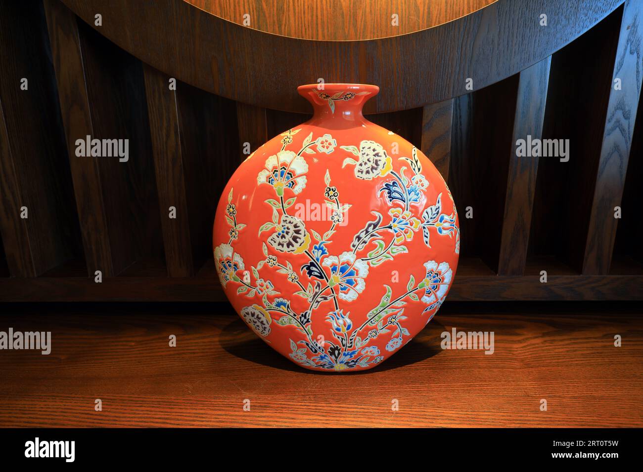 Gros plan d'un vase en céramique rouge Banque D'Images