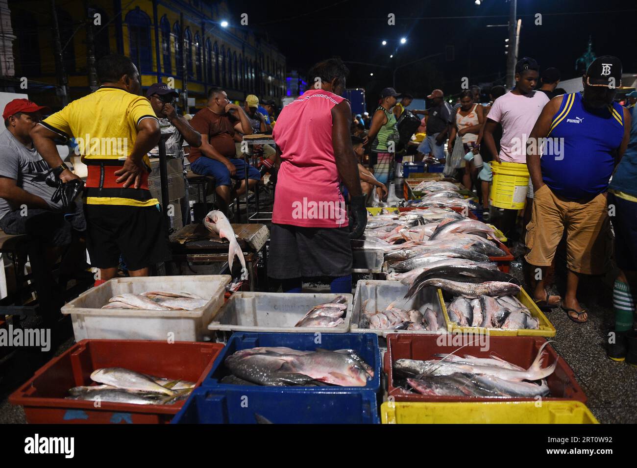 Belem, Brésil. 9 septembre 2023. Les gens marchent au marché aux poissons de Ver-o-Peso à Belem, État de Para, Brésil, le 9 septembre 2023. Crédit : Lucio Tavora/Xinhua/Alamy Live News Banque D'Images