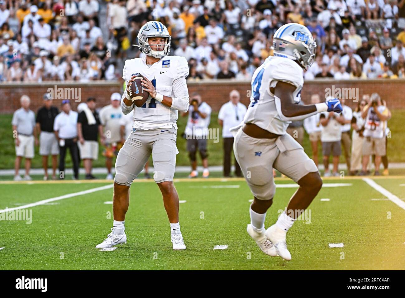 COLUMBIA, MO - SEPTEMBER 09: Middle Tennessee Blue Raiders quarterback Nicholas Vattiato (11) gets ready to dump the pass off to Middle Tennessee Blue Raiders running back Frank Peasant (24) during a college football game between the Middle Tennessee Blue Raiders and the Missouri Tigers on Saturday September 09, 2023, at Faurot Field at Memorial Stadium in Columbia, MO. (Photo by Rick Ulreich/Icon Sportswire (Icon Sportswire via AP Images) Banque D'Images
