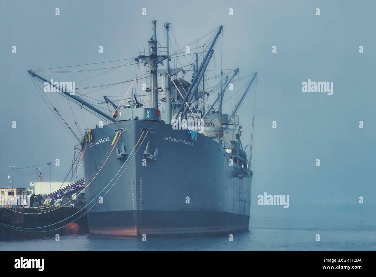 Le majestueux Liberty Ship de la Seconde Guerre mondiale, le SS Jeremiah O'Brien, sous un brouillard et un ciel bleu Banque D'Images