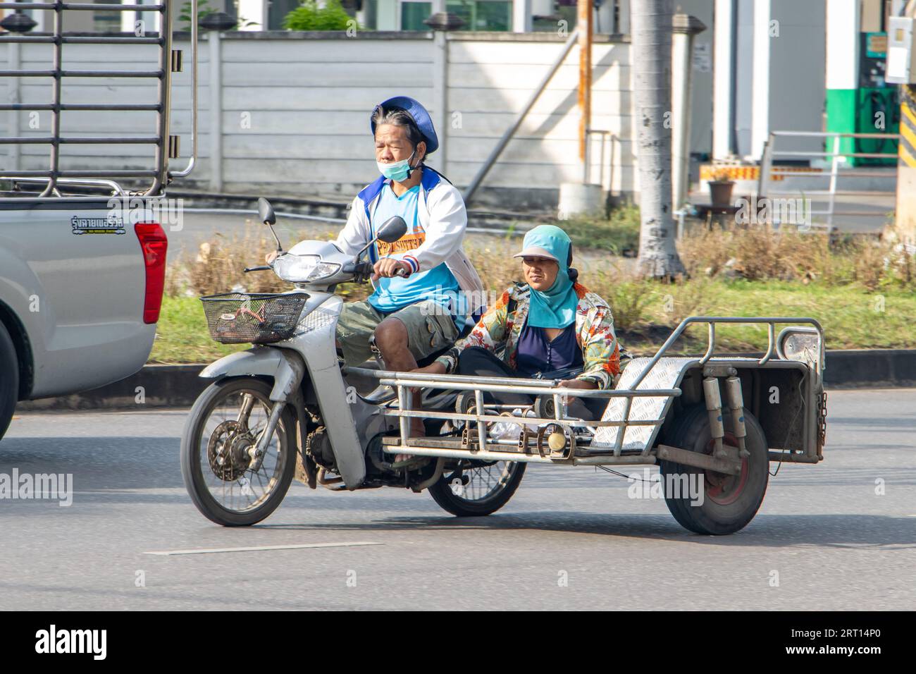 RATCHABURI, THAÏLANDE, octobre 18 2022, Une paire conduit une moto avec un side-car Banque D'Images