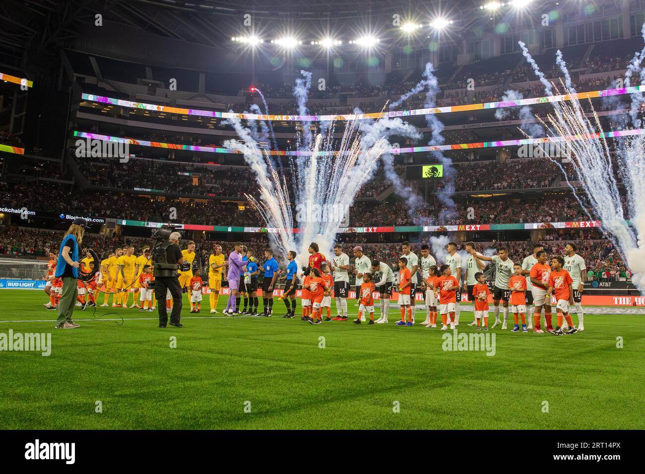 Arlington, Texas, États-Unis. 9 septembre 2023. Pyrotechics et feux d'artifice partent à la fin de l'hymne national du Mexique avant le début du match de football amical du MexTour entre le Mexique et l'Australie au AT&T Stadium samedi soir à Arlington, Texas.le match s'est terminé par une égalité de 2-2.le match est le premier des quatre matchs pour le MexTour 2023. Outre l’Australie, le Mexique affrontera Uzebkistain, le Ghana et l’Allemagne à l’automne à Atlanta, Charlotte et Philadelphie. (Image de crédit : © Brian McLean/ZUMA Press Wire) USAGE ÉDITORIAL SEULEMENT! Non destiné à UN USAGE commercial ! Crédit : ZUMA Press, Inc./Alamy Live News Banque D'Images