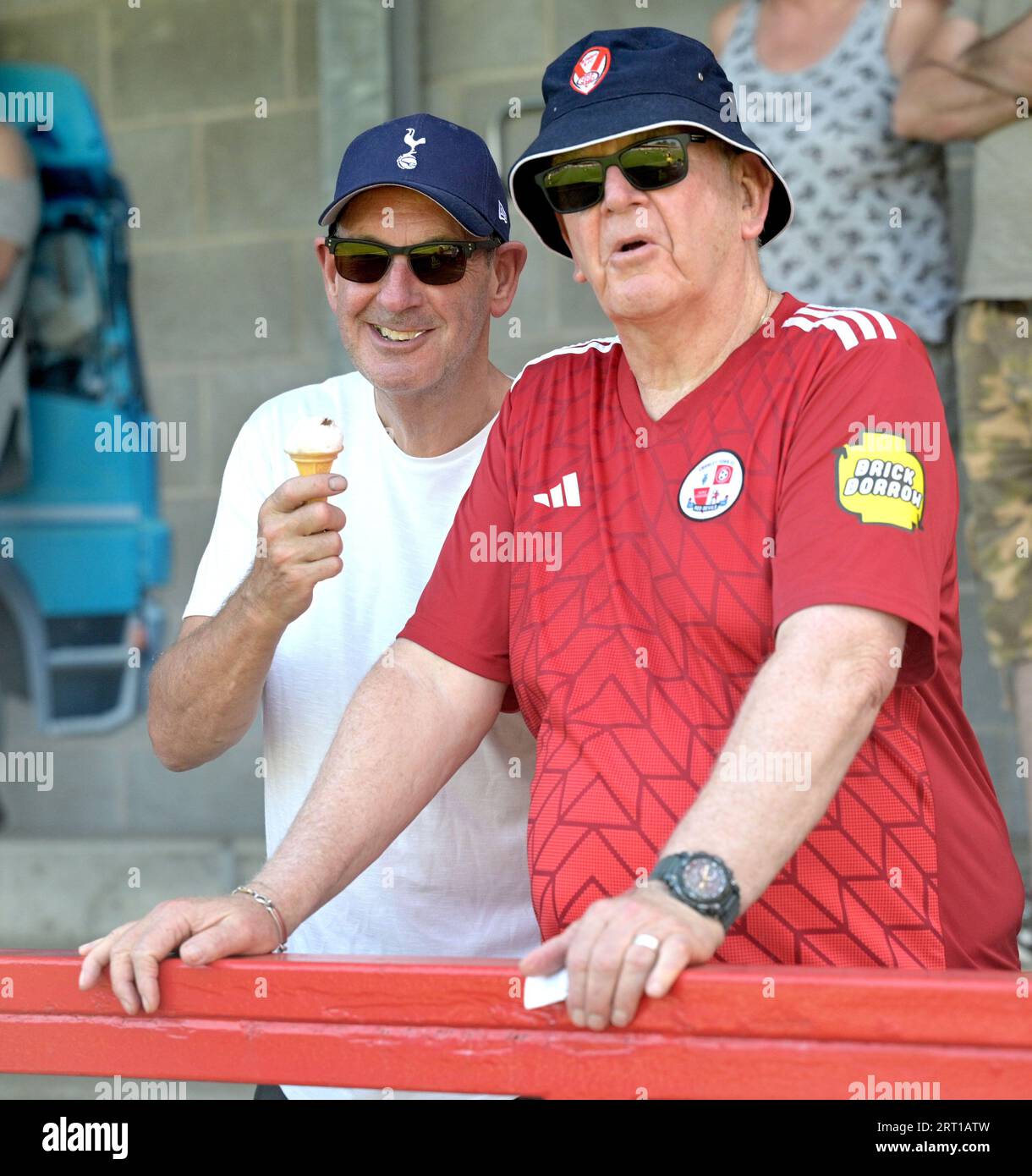 Glace météo pour les fans pendant le Sky Bet EFL League Two match entre Crawley Town et Newport County au Broadfield Stadium , Crawley , Royaume-Uni - 9 septembre 2023. Photo Simon Dack / Téléphoto Images. Usage éditorial uniquement. Pas de merchandising. Pour les images de football des restrictions FA et Premier League s'appliquent inc. Aucune utilisation Internet/mobile sans licence FAPL - pour plus de détails contacter football Dataco Banque D'Images