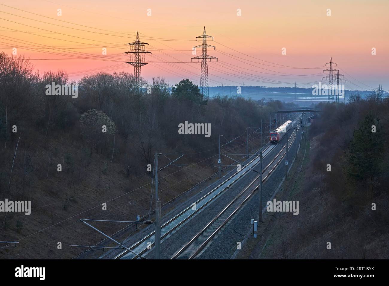 Train électrique à grande vitesse sur la ligne à grande vitesse entre Stuttgart et Mannheim, Baden-Wuerttemberg, Allemagne Banque D'Images