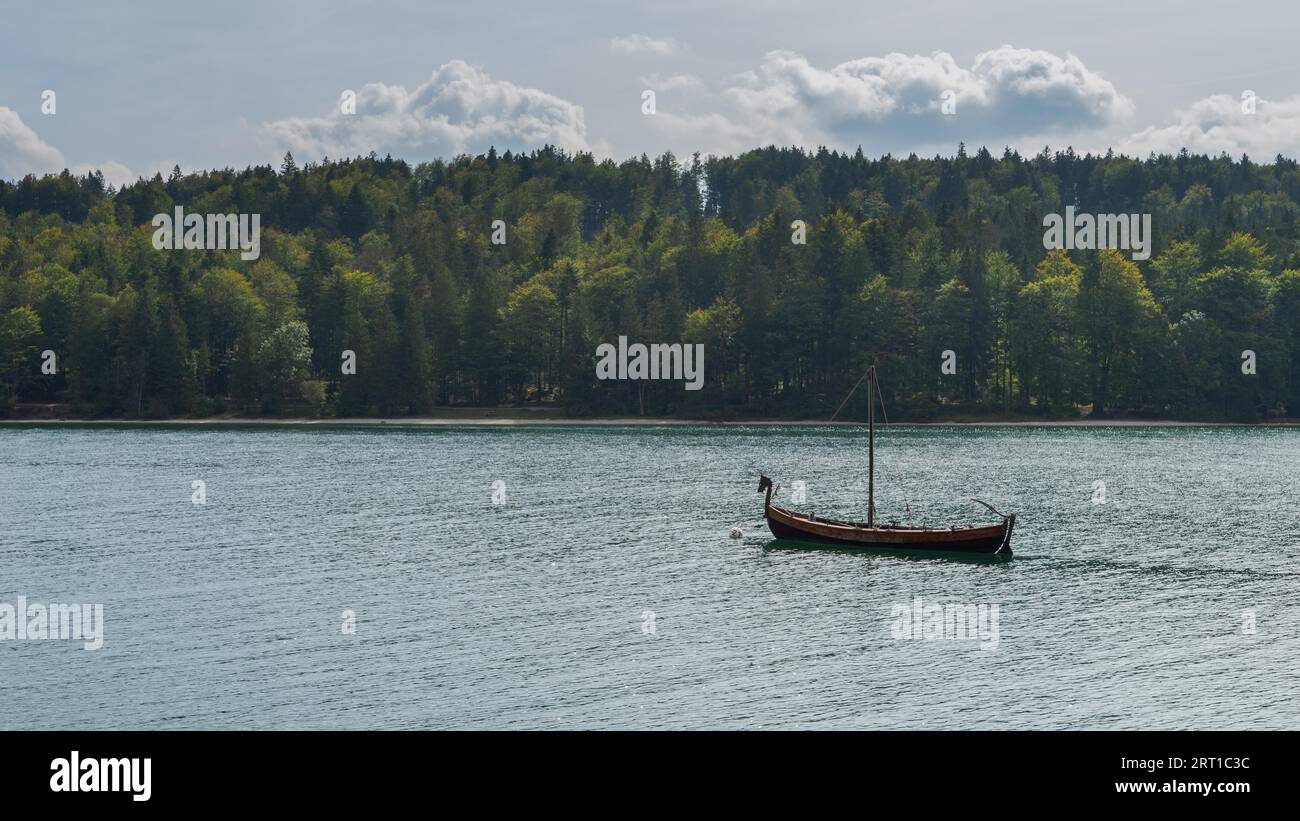 Réplique du bateau-dragon viking pour le cinéma dans le lac de montagne Walchensee en Bavière, Allemagne le jour ensoleillé Banque D'Images