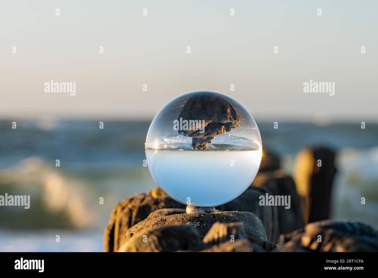 Photographie de boule de verre sur un groyne Banque D'Images