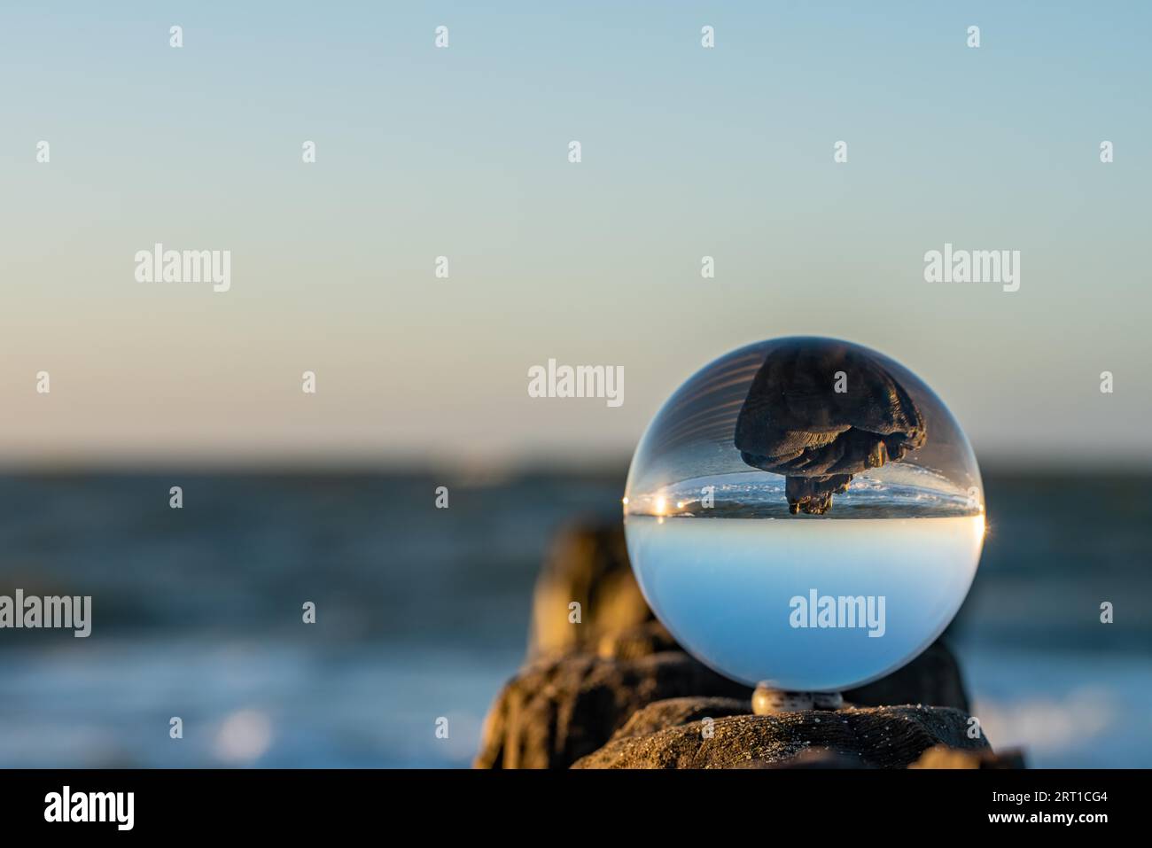 Photographie de boule de verre sur un groyne Banque D'Images