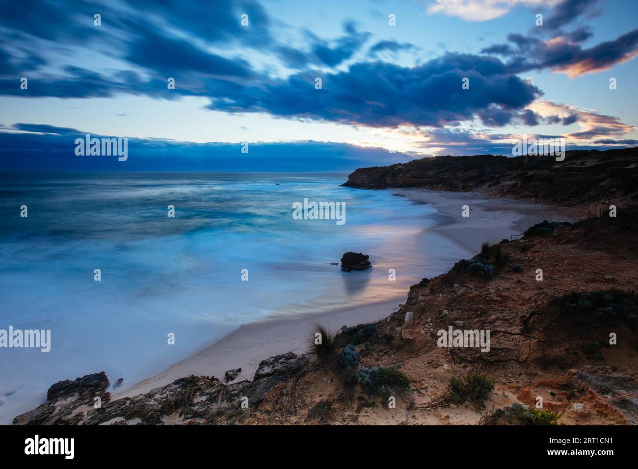 L'idyllique plage Number Sixteen avec une tempête à la tombée de la nuit à Rye, Victoria, Australie Banque D'Images