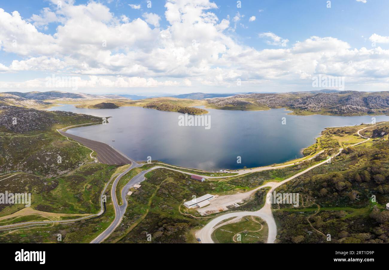 Vues aériennes de Rocky Valley par une chaude journée d'été près de Falls Creek à Victoria, Australie Banque D'Images