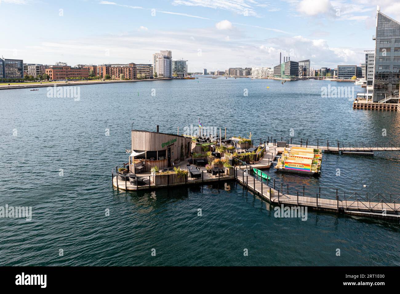 Copenhague, Danemark, 20 août 2021 : vue aérienne par drone de Green Island CPH, un café-bar flottant dans le port Banque D'Images