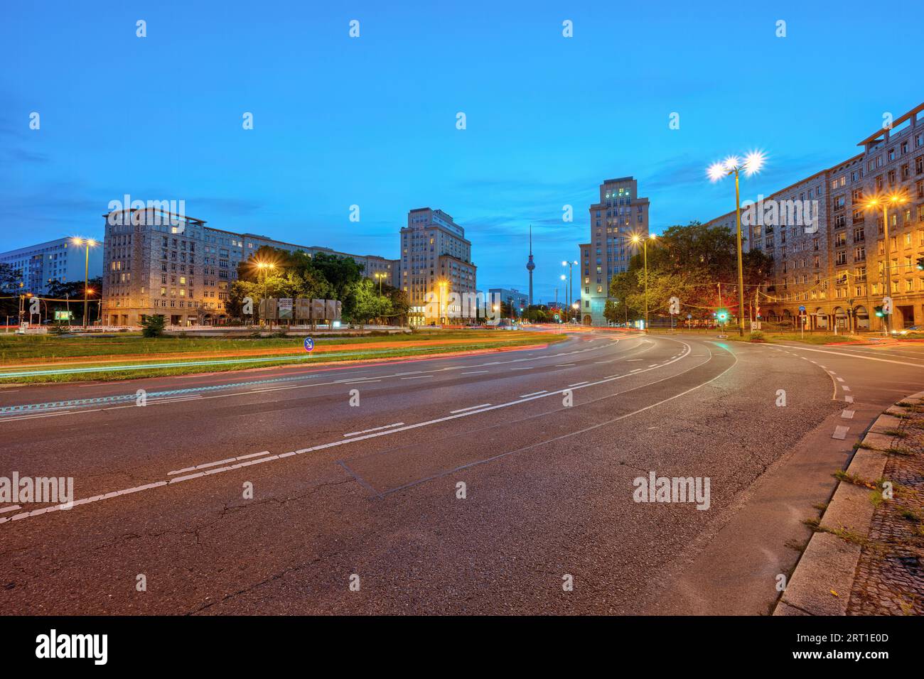 La Strausberger Platz à Berlin avec la tour de télévision au crépuscule Banque D'Images