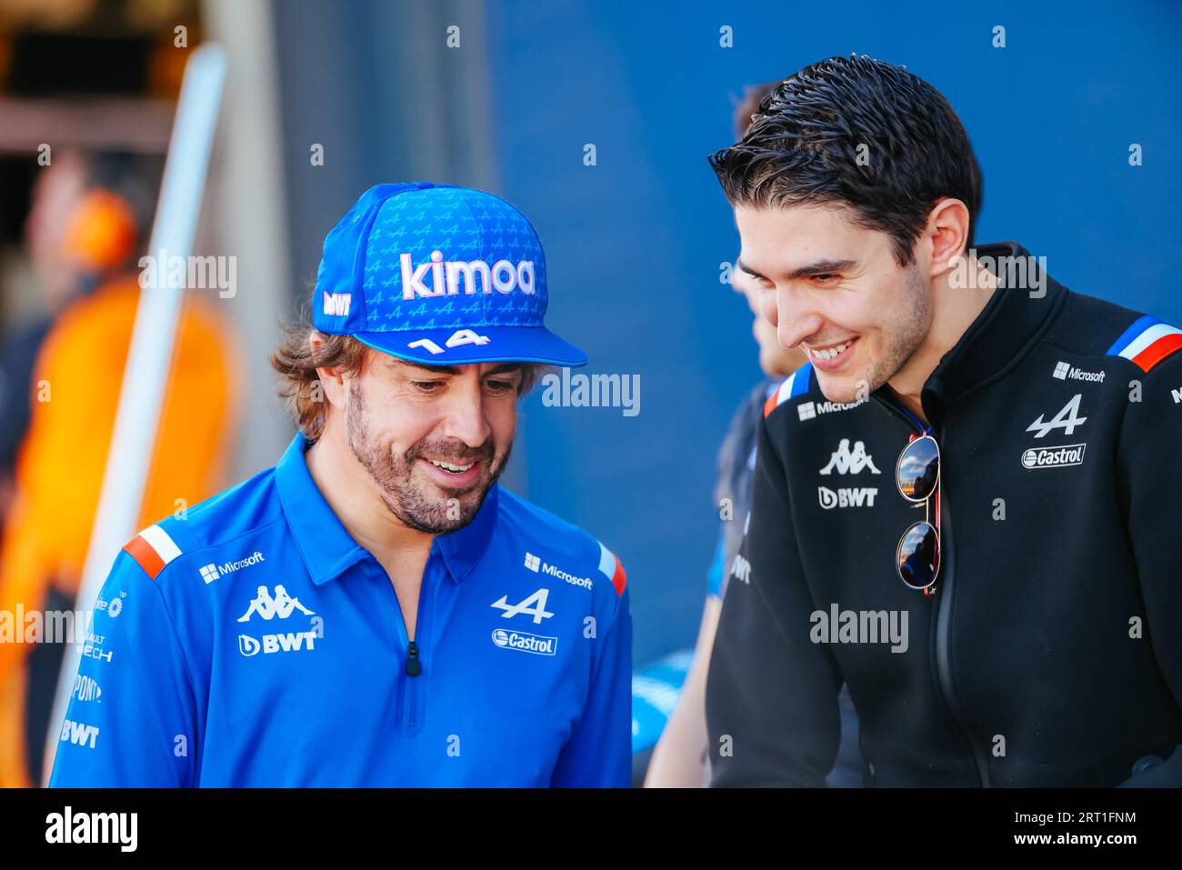 MELBOURNE, AUSTRALIE, AVRIL 8 : Fernanso Alonso et Esteban Ocon de BWT Alpine F1 Team partagent une blague avant leur premier entraînement à l'Australian 2022 Banque D'Images
