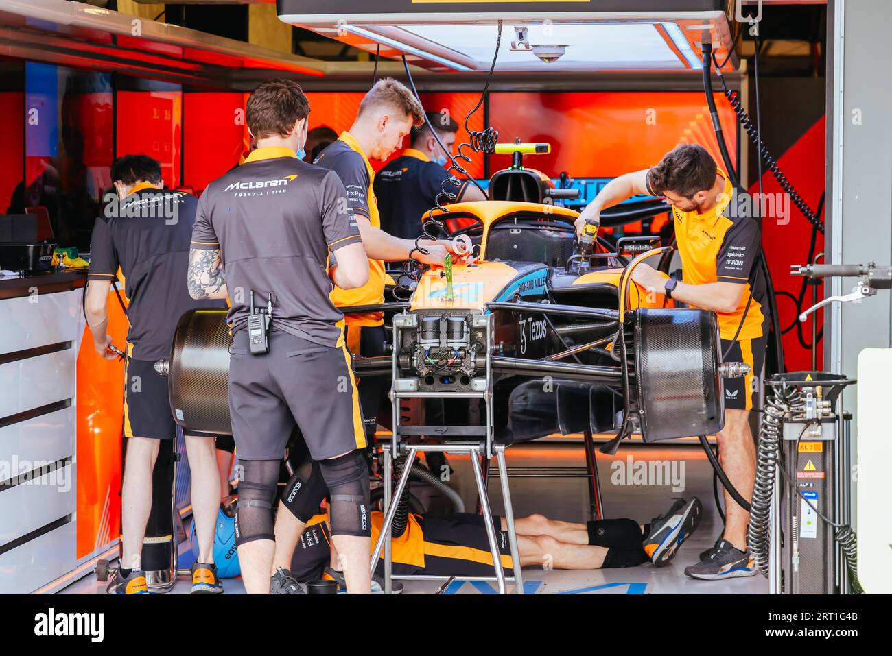 MELBOURNE, AUSTRALIE, AVRIL 9 : les mécaniciens de l'écurie McLaren F1 Team travaillent sur la voiture de Lando Norris au Grand Prix d'Australie de Formule 1 2022, le 9 avril 2022 Banque D'Images