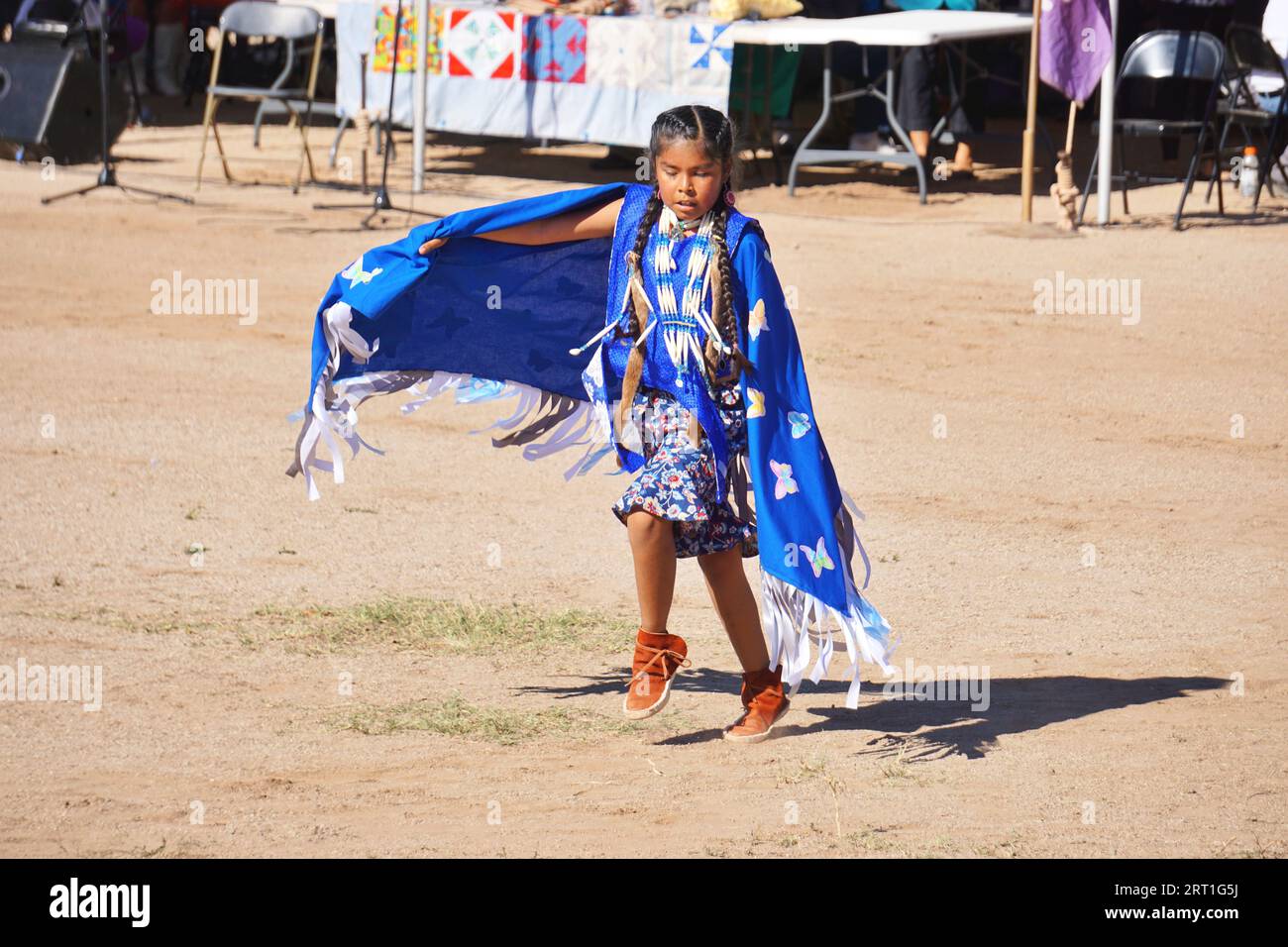 Une jeune danseuse amérindienne se soucie de ses pas alors qu'elle participe à une danse au châle lors d'un pow-wow dans la réserve de San Xavier, près de Tucson, Arizona. Banque D'Images