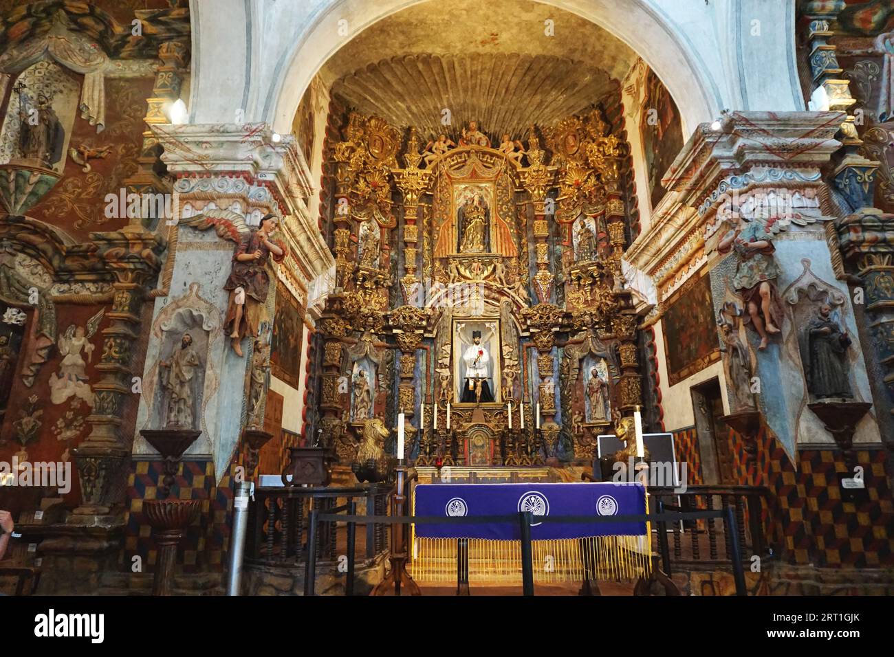 Vue de l’autel à l’intérieur de la mission San Xavier del bac sur la réserve San Xavier, qui fait partie de la nation Tohono O’odham, près de Tucson, Arizona Banque D'Images