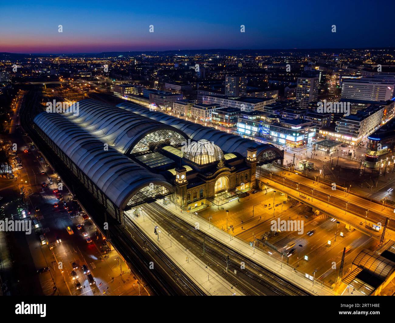 Gare centrale à Wiener Platz. La nouvelle construction est terminée, le toit en membrane de la gare principale doit être renouvelé entre-temps Banque D'Images