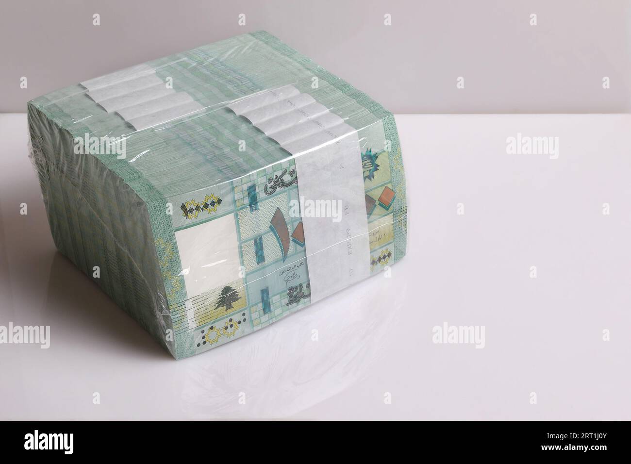Une pile de livres libanais, 100 000 coupures, symbolisant la chute de la monnaie libanaise. Banque D'Images