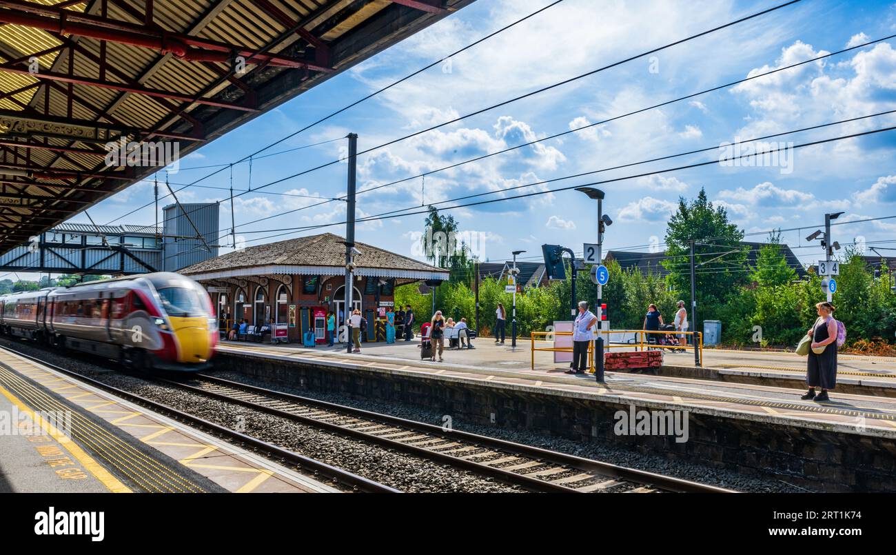 Gare de Grantham – les passagers et les voyageurs attendent sur le quai un jour d'été sous un ciel bleu d'été Banque D'Images