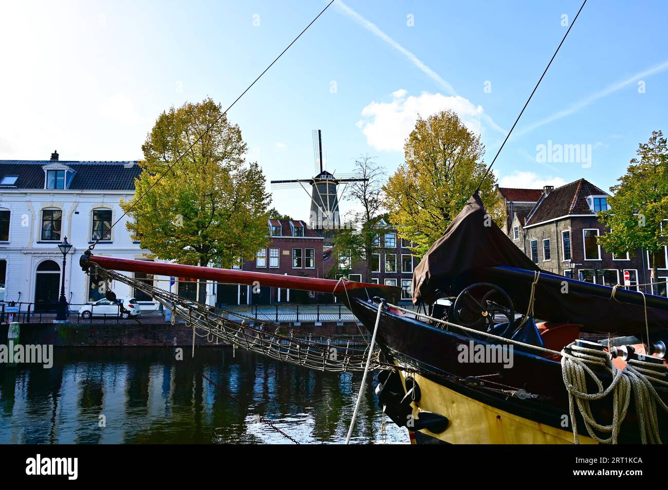 Vue du moulin Walvisch (baleine) au-dessus du bowsprit d'un navire situé dans le Lange Haven de Schiedam Banque D'Images