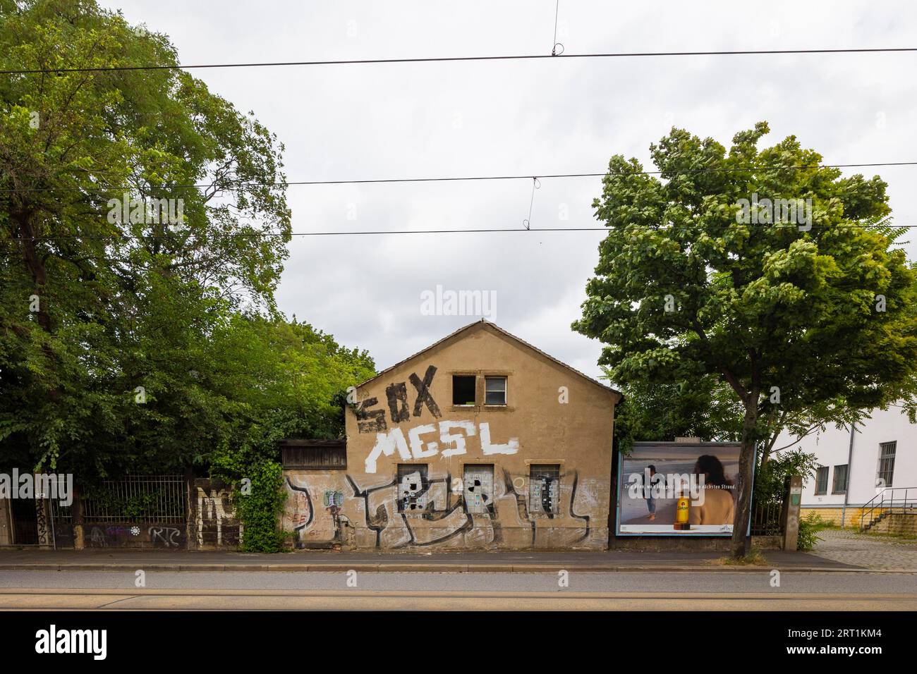 Grafittis sur de vieux bâtiments sur LeipzigerStrasse, le site de l'ancienne usine sanitaire Villeroy & Boch Banque D'Images