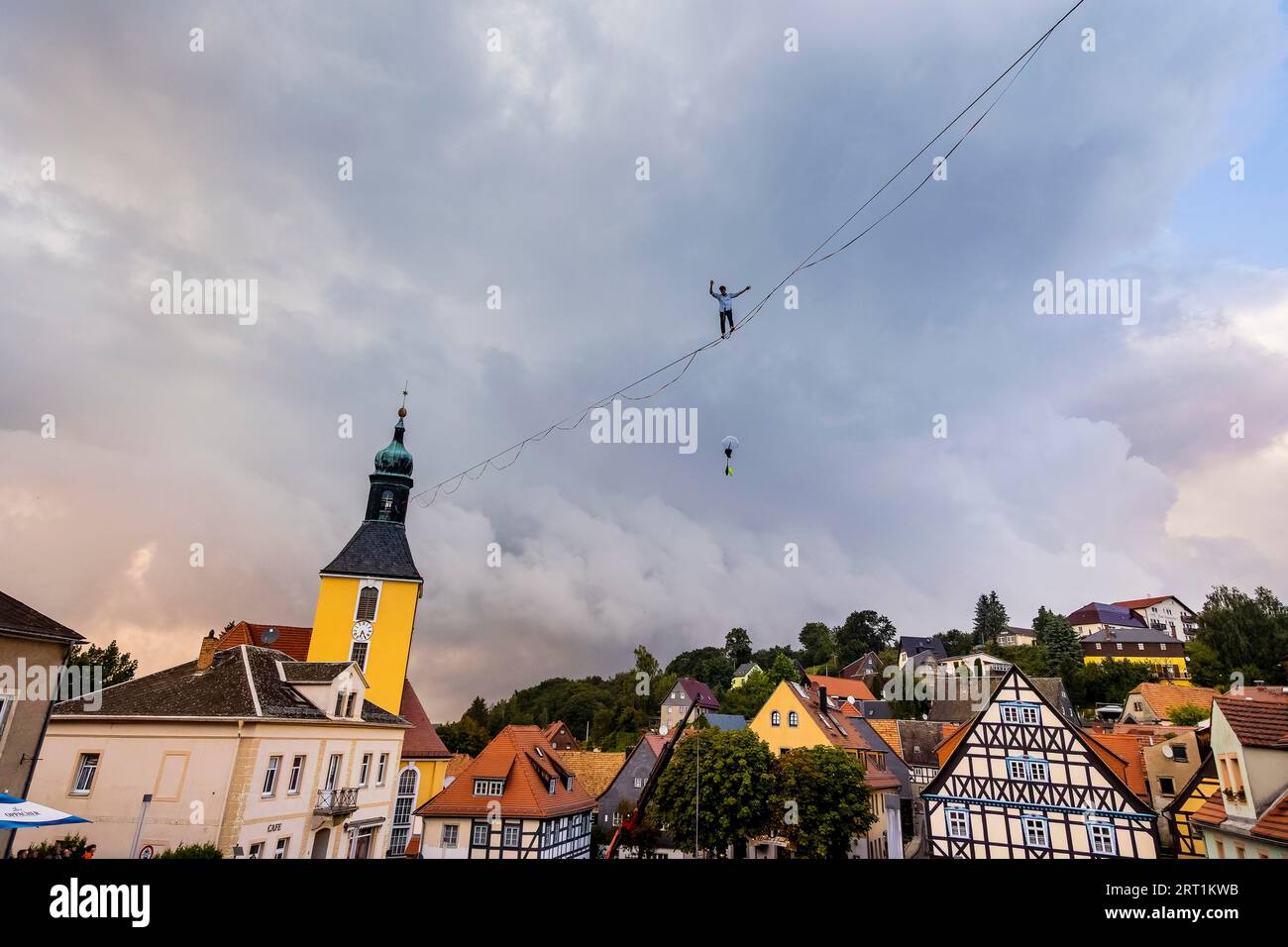 Highline et festival familial à Hohnstein les Highlines s'étendent sur les toits de Hohnstein et entre les rochers de grès, sur lesquels l'extrême audace Banque D'Images