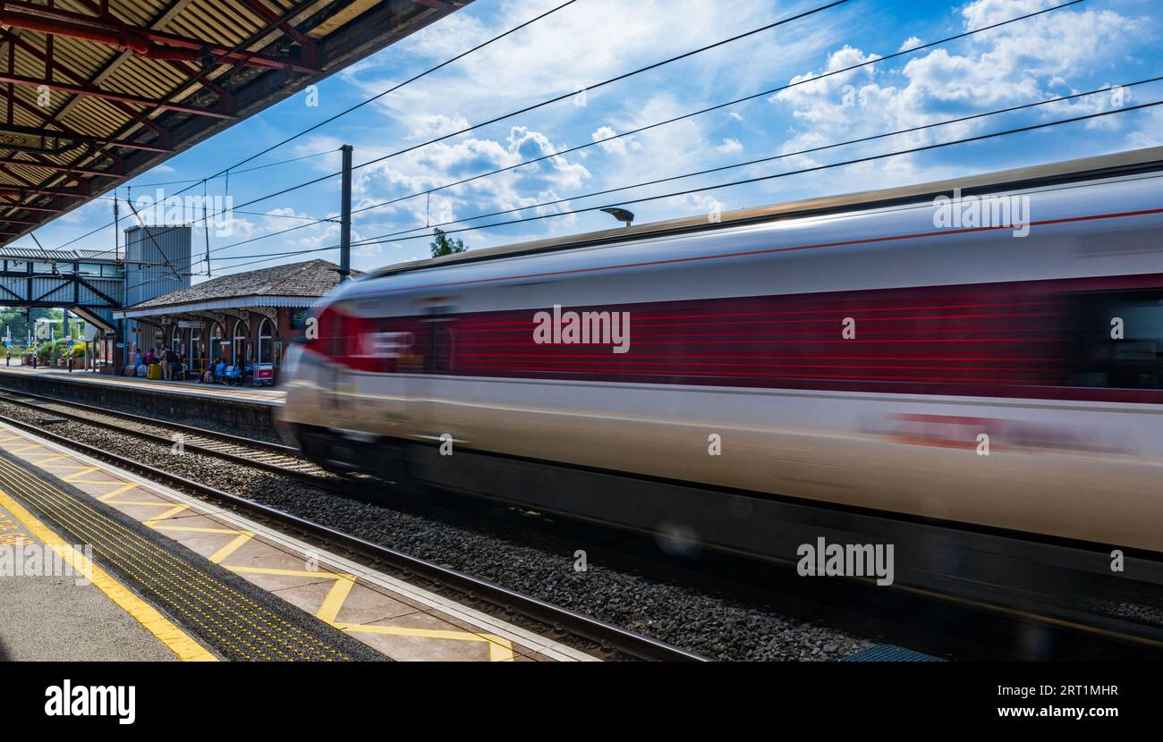 Gare de Grantham – les passagers et les voyageurs attendent sur le quai un jour d'été sous un ciel bleu d'été Banque D'Images